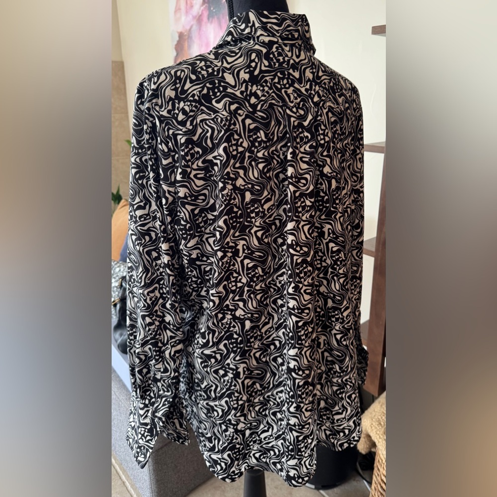Jones&Co by Jones New York Monochrome Swirl blouse - Picture 3 of 4